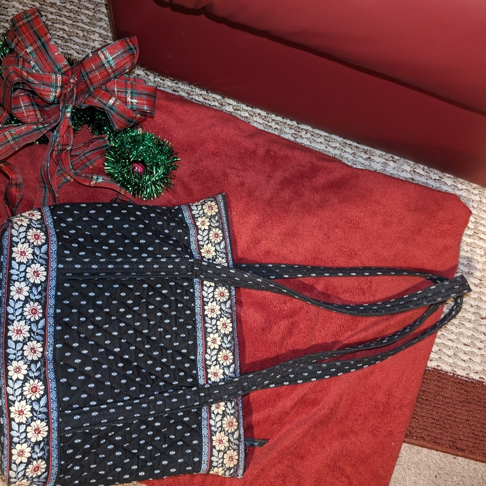 PRICE DROP!  $15 VERA BRADLEY SMALL TOTE RETIRED PATTERN ⬇️